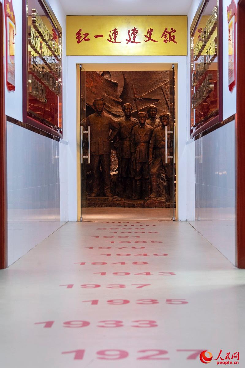 �߽�����һ������ʷ�ݣ�Ũ��ĺ�ɫ��ͳ��Χ���������94������̣�94�������ɡ�½����83���ž�ĳ�á���һ����ʼ�ձ��к�ɫѪ����������������������硣�����������һ�仰�����У���Ϊһ������������һ���������ʲô���񣬡���һ����������ǰ�С�վ����ͷ���á�������һ������������ÿ���ٱ����ġ����������� ��������