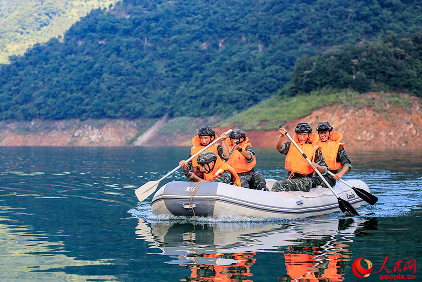 ��ս��Ա����Ƥ��ͧ��̲��½׷��Ŀ�ꡣ