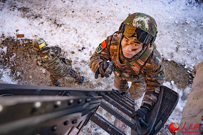 ��ս��Ա�������ݴ�Ŀ�귿�ݺ�Ǳ�롣