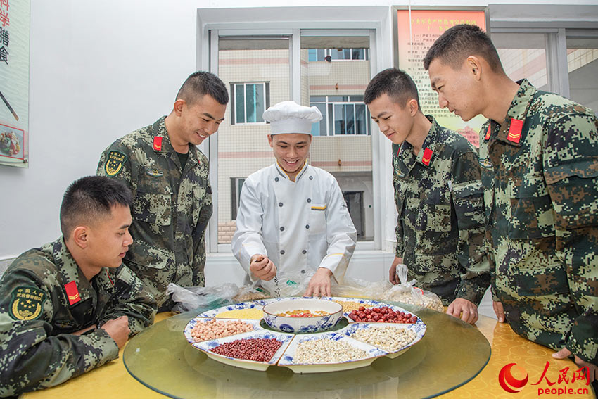 �侯�ٱ����ڶ�������ʳ�Ľ��зּ�