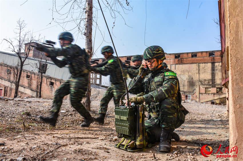 ����ͨ�Ŷ�Ա���õ�̨��ǰָ���硣