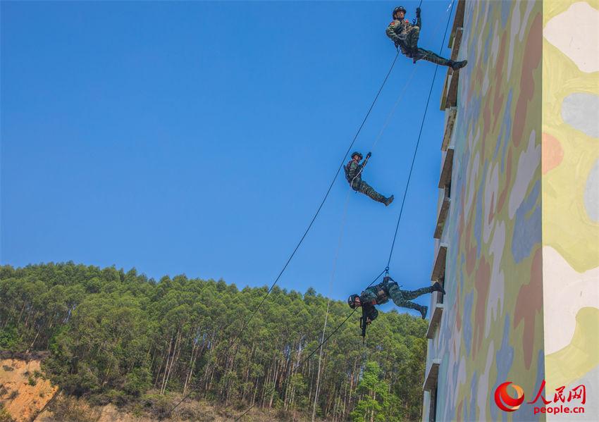 �侯��ս��Ա��չ�ʵ�ѵ����