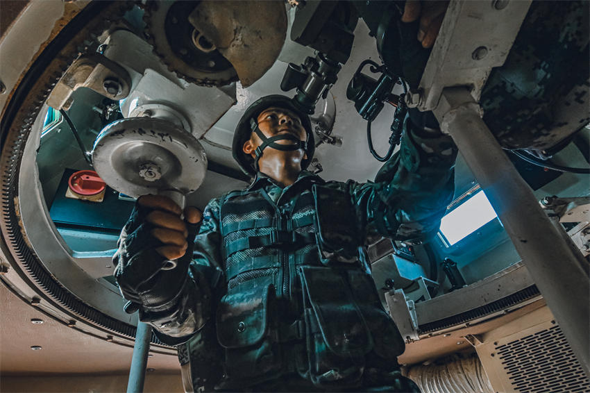 ���ػ�ǹ��Ѹ����׼Ŀ�ꡣ