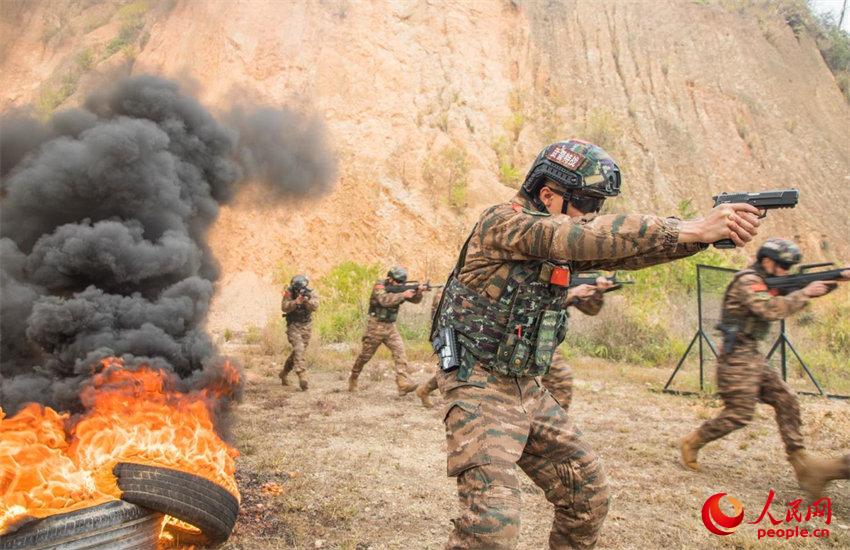 ����С��ս���ڱ�����ѵ����