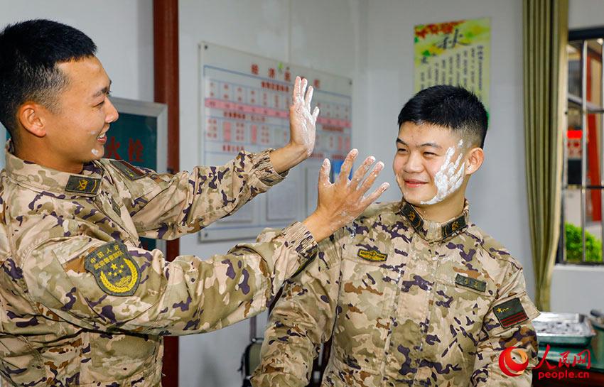 �ٱ����໥ף����