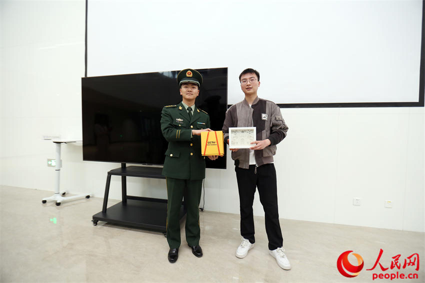 �������