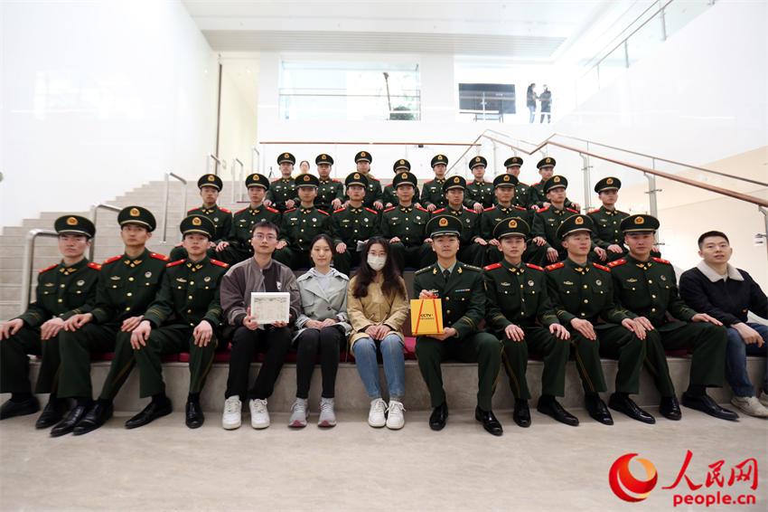 �������