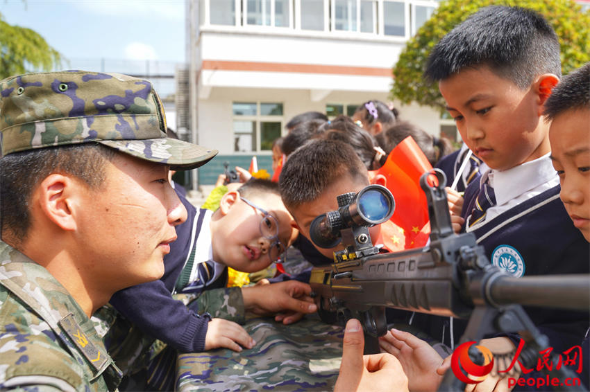 Ϊѧ����������װ����