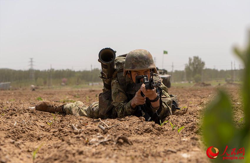 ���ڶԡ��С���׼�ĺ���½ս��Ա��