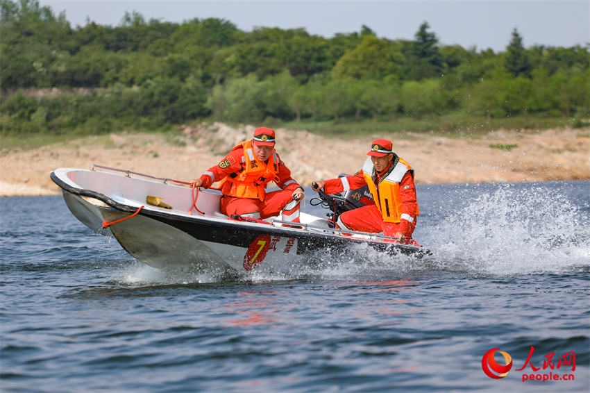 ˮ�м��ٱ���