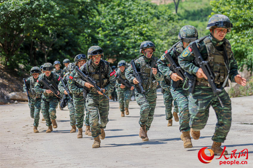 ��ս��Աչ����װ׷����