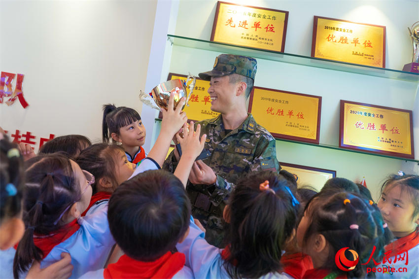 �ٱ���ѧ����չʾ�ж�����������