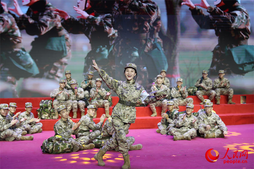 ��Ӫ�����㡶����·�ϡ�������;�зḻ��ʵ�ս�ػ��ȼ�˹ٱ�ս�����顣