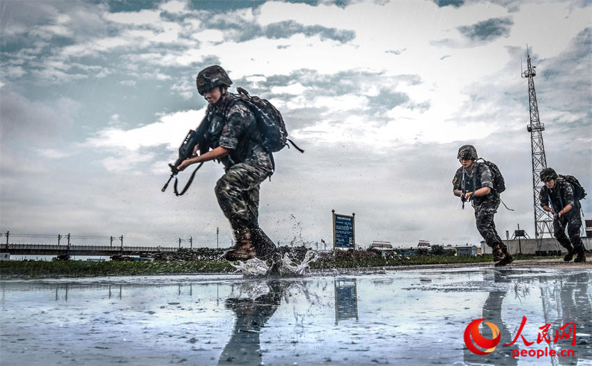 ��װ��Ϯ��