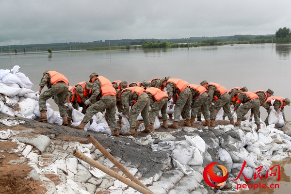 8��13�գ�����ս��½��ĳ�ùٱ�������ս���Լ���ʡ�����й����������ֺ�����ȱ�ڴ����з�¡���� ��