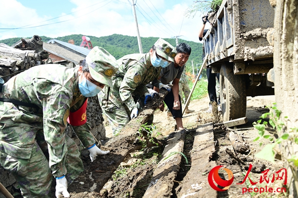 8��15�գ�����ս��½��ĳ�ò��������ʡĵ������������ɳ����������ֺ��ؽ�������ͼΪ���õ�Աͻ����������������μұ� ��