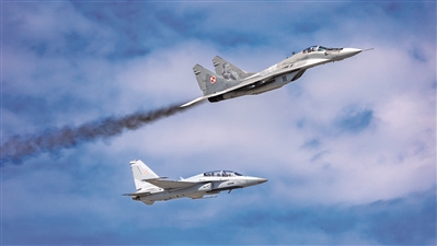 ����FA-50GF����ս�������£����׸�-29ս�����ں�չ�Ͻ������Ϸ���չʾ��