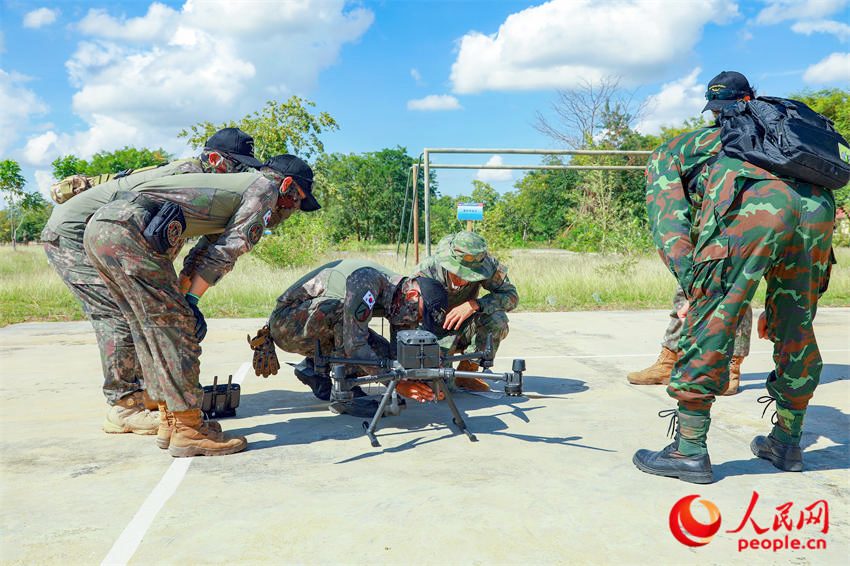 �з��ű������ԱΪ�����ѵ��Ա��ʾ���˻���Ͷ����������װ�á�