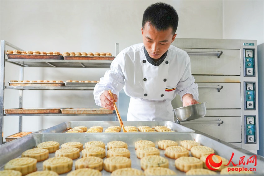 ���ʦ�����±���