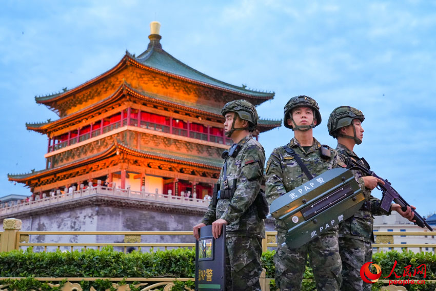 ִ�ڹٱ���������¥ǰ���㾯�䡣