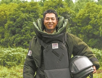  ѵ������������ĳ��������ʿ��������ժ�·���ͷ����¶������Ц�ݡ����� ��