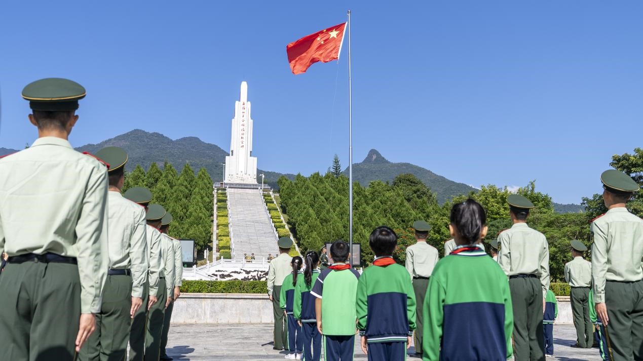 ����ʮʱ����ȫ��ٱ���ʦ�������ڼ���㳡�������жӣ�����ׯ�ϵ�������ʽ��