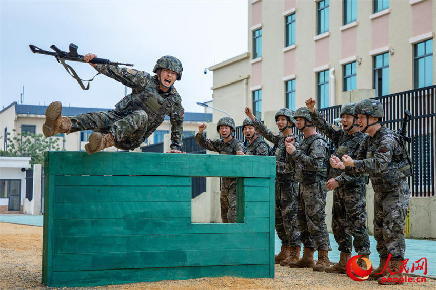 ���з�Ծ��ǽ�ϰ�ѵ����