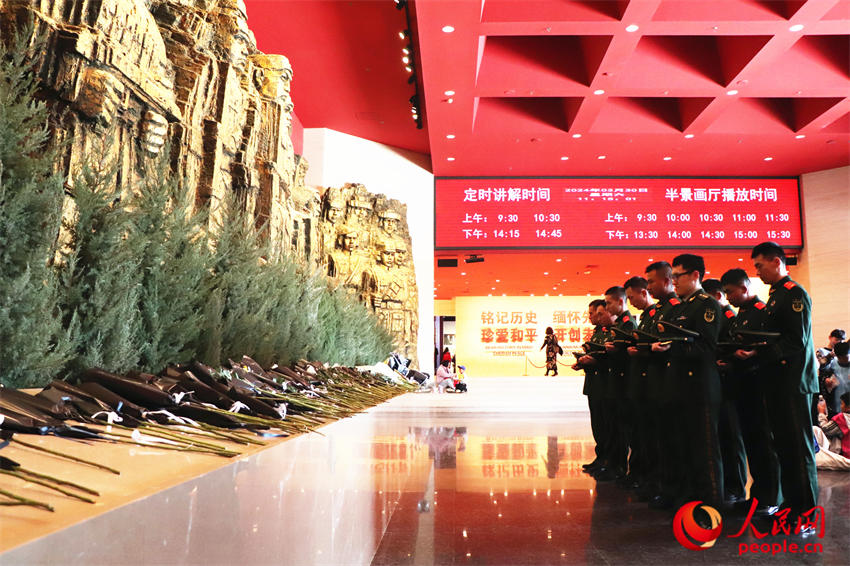 �ڿ���ս������ݻ�������ҡ�