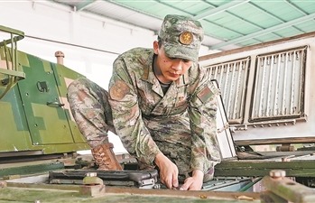 ��73���ž�ĳ�á�ģ�����������ٱ��μ�ѵ������������ͼΪ����װ��������ֹڳɡ���������