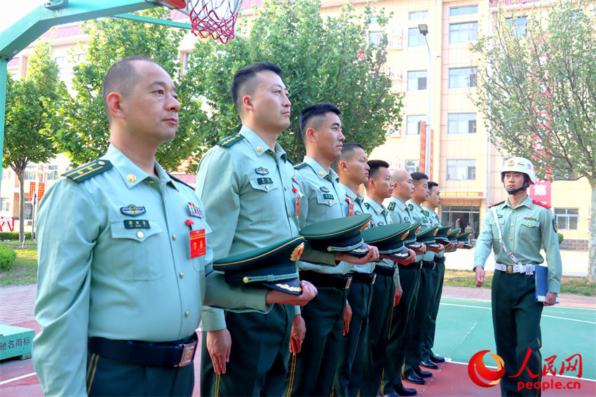 ��ѵ�Ӿ���Բ�ѵѧԱ���ݷ�ͽ��м�顣