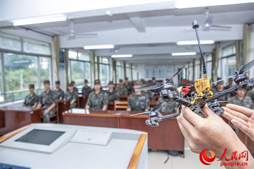 ���˻���ѵ�ӽ���Ա���ڽ����ڿΡ�