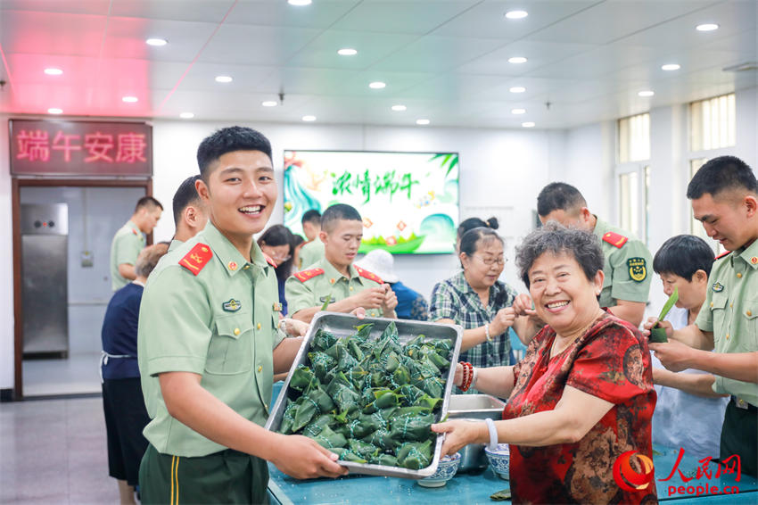 һ�������������������ŨŨ�ľ�����ˮ�顣