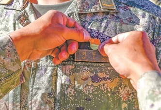 ��71���ž�ĳ�á�Ⱥ�ڹ���ģ������ָ��ԱΪ����תΪ��ʽ��Ա��սʿ�����������Ա���£�������ʱ���Ե�Ա��׼Ҫ���Լ����ٽ���������λ���������� ��