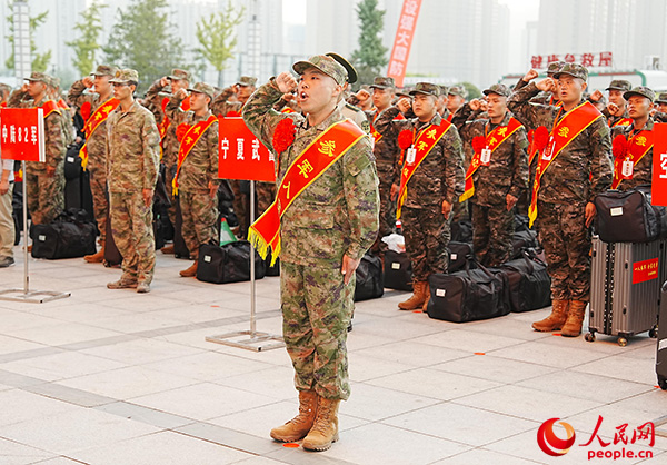 新兵庄严宣誓。