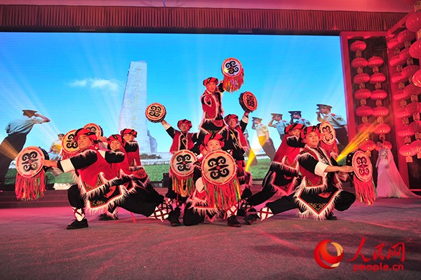 舞台剧《长大后我就成了你》通过讲述地震中曾经被武警官兵救援，后来成长为武警警官的张金粮，营救一名地方群众的故事。曹露仁 摄