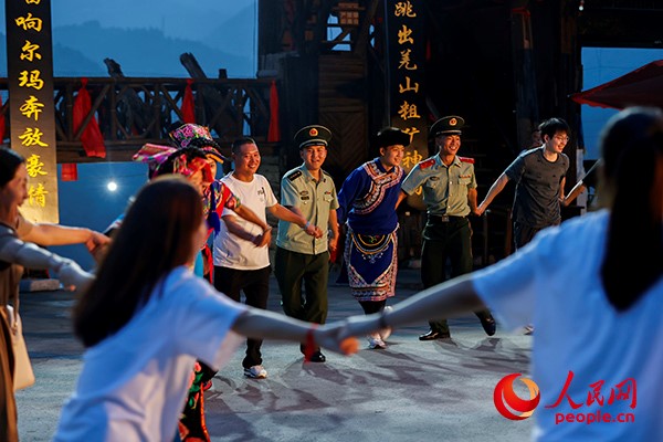 北川中队官兵同村民共同开展文艺活动，进一步融洽军民关系，促进军地共同发展，形成了独具特色且富有成效的共建模式。杨闽 摄