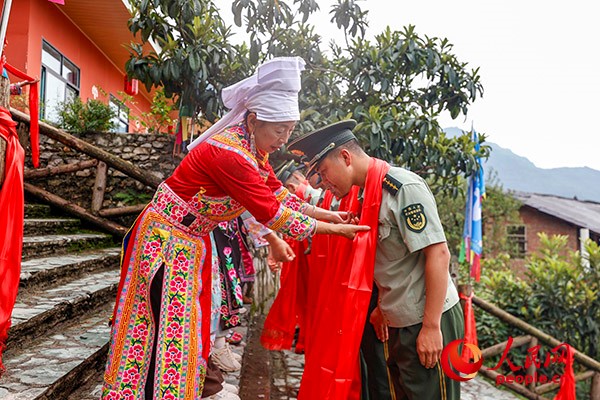 北川羌族人民为官兵们献上羌红。杨闽 摄