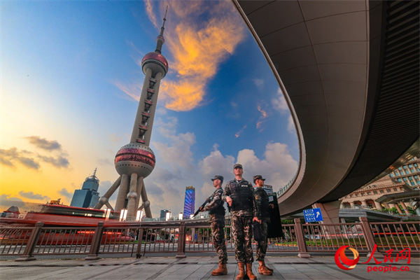 中队官兵在陆家嘴环岛定点驻守执勤。李岩 摄