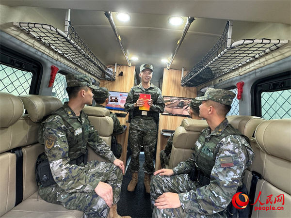 巡逻间隙中队指导员杨建波在给中队官兵讲微党课。道日娜 摄