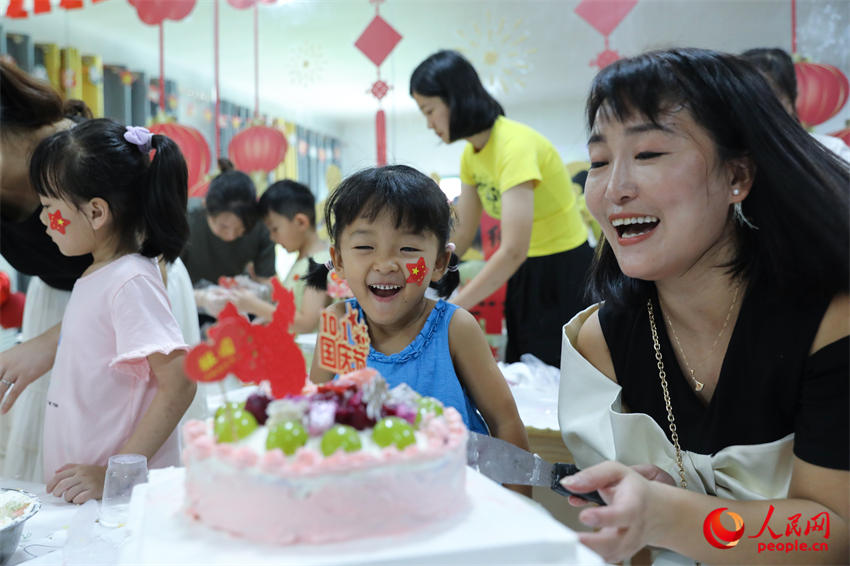 一起制作蛋糕，为祖国母亲庆生。