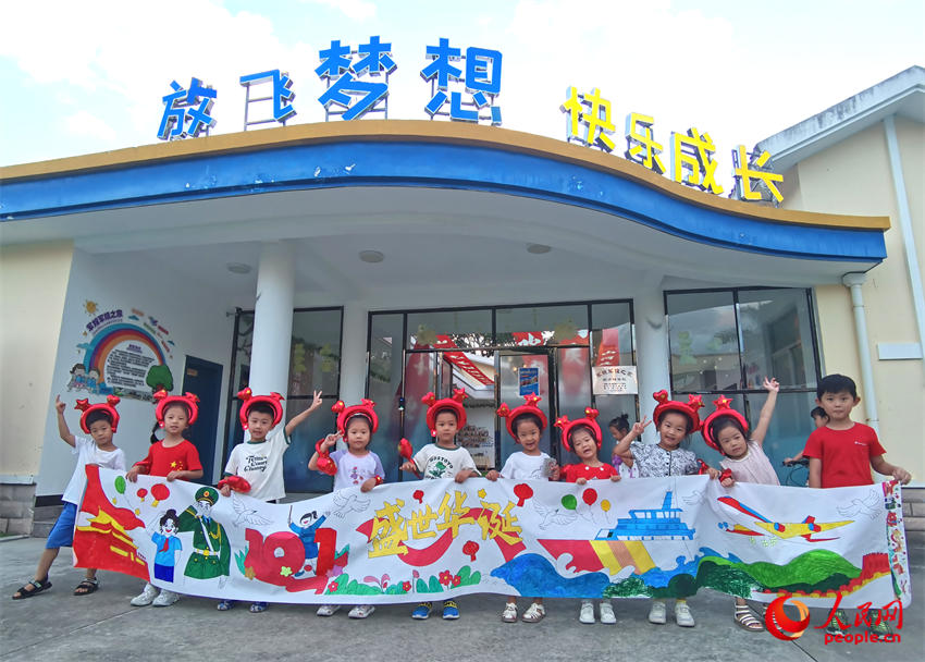 军娃参加“长卷献礼祖国情”主题绘画活动。