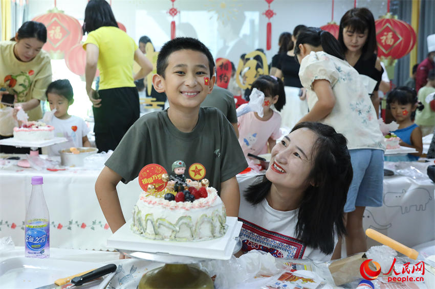 一起制作蛋糕，为祖国母亲庆生。
