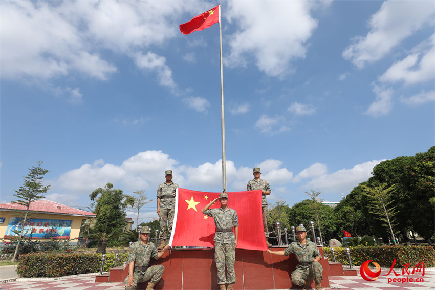 我与国旗合个影。