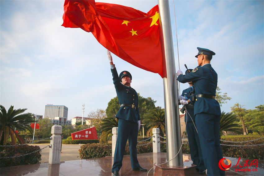 举行升国旗仪式。