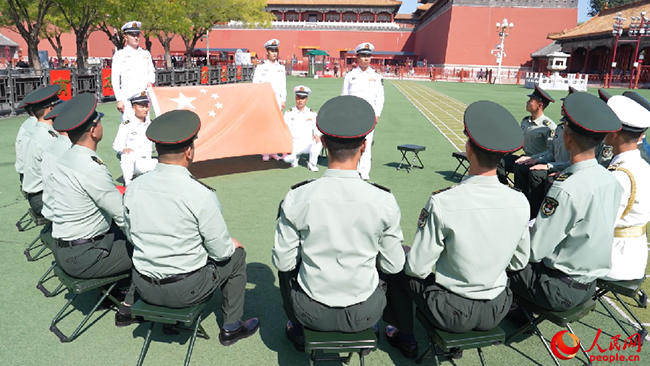 走进国旗护卫队，战士张孝伟和大家讲述这面跨越3000公里带来国旗的故事。江王洋 摄