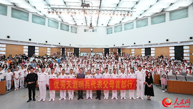 西沙官兵在人民大学宣讲后与在场师生大合影。张国雄 摄