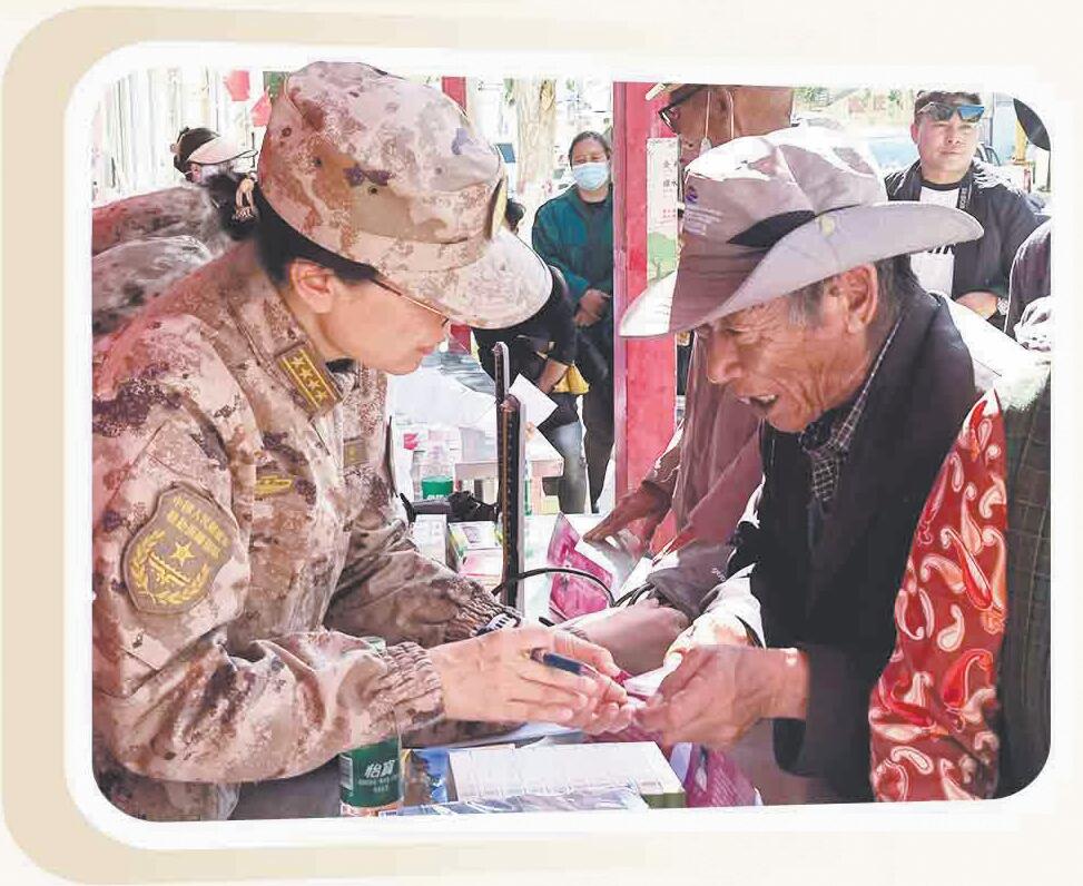 12月，北部战区总医院援藏医疗队赴西藏阿里地区札达县巡诊。孙  巍、郑洪通摄