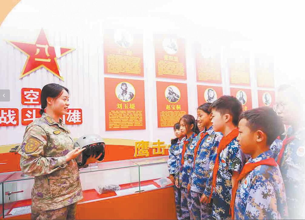 空军某部官兵邀请滇东某县先锋小学师生来到部队参观，为学生介绍空军发展历程、讲述空军英模故事。黄道强摄