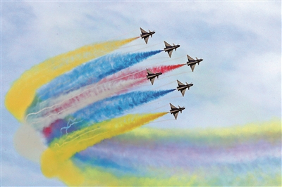 空军八一飞行表演队在泰国廊曼机场进行飞行表演。陈一达摄