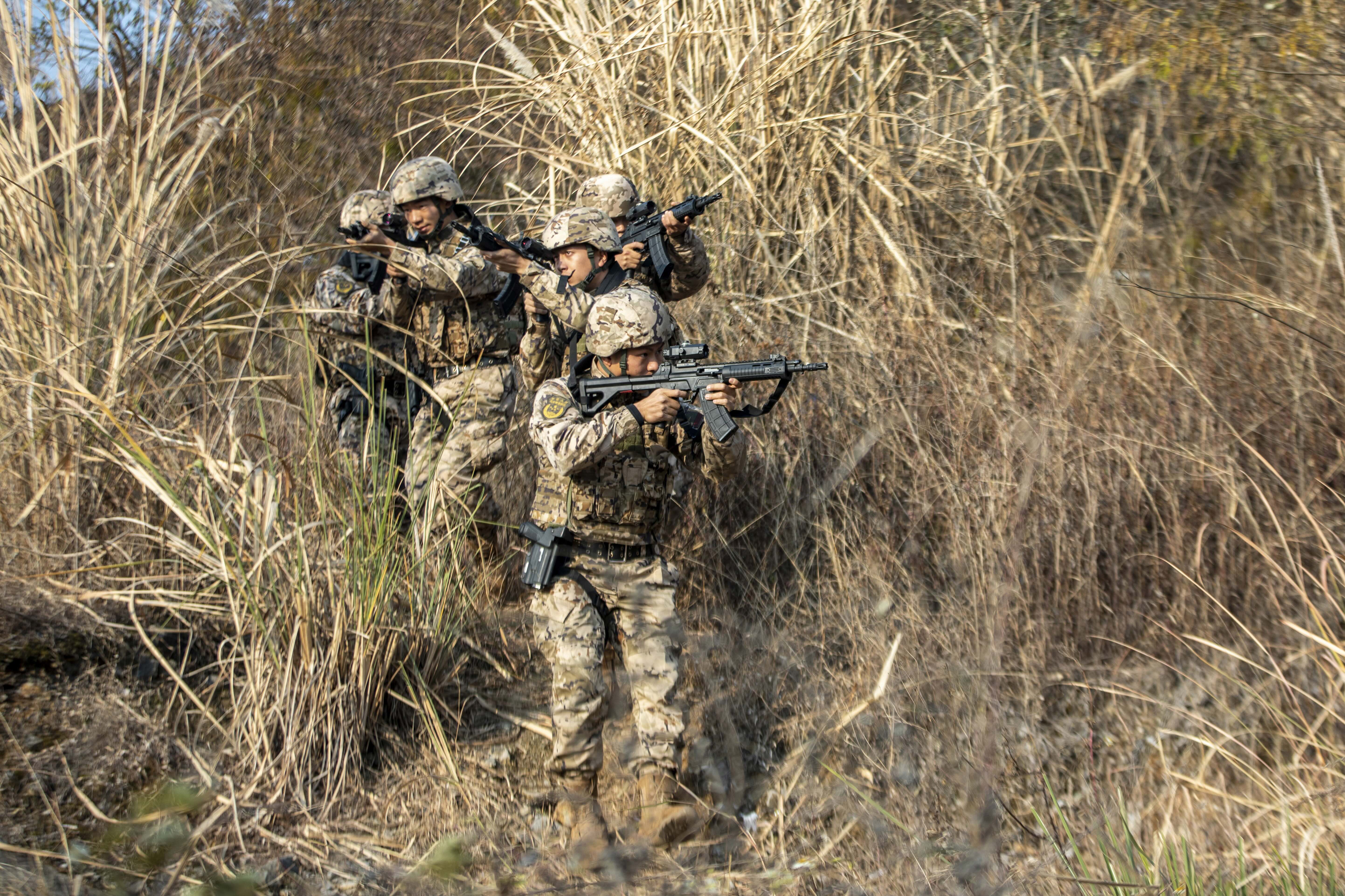 图为武警官兵交替掩护搜索目标。余海洋 摄